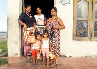 Sheela mit zwei Töchtern und zwei Enkelkindern. Sie bastelt Taschen und Etuis aus Kokosfasern. Jetzt hat sie ihr eigenes „Atelier“.